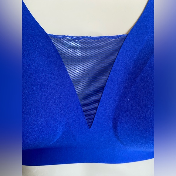 Knix M+ wireless bra in blue with plunging neckline and mesh detail - Picture 3 of 16